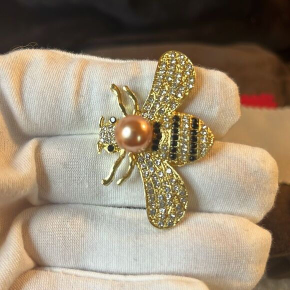 Crystal Bee with Pearl in Goldtone Brooch - Picture 6 of 7